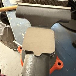 Heavy Duty VEVOR Bench Vise w/ Swivel Base – Like New 💪