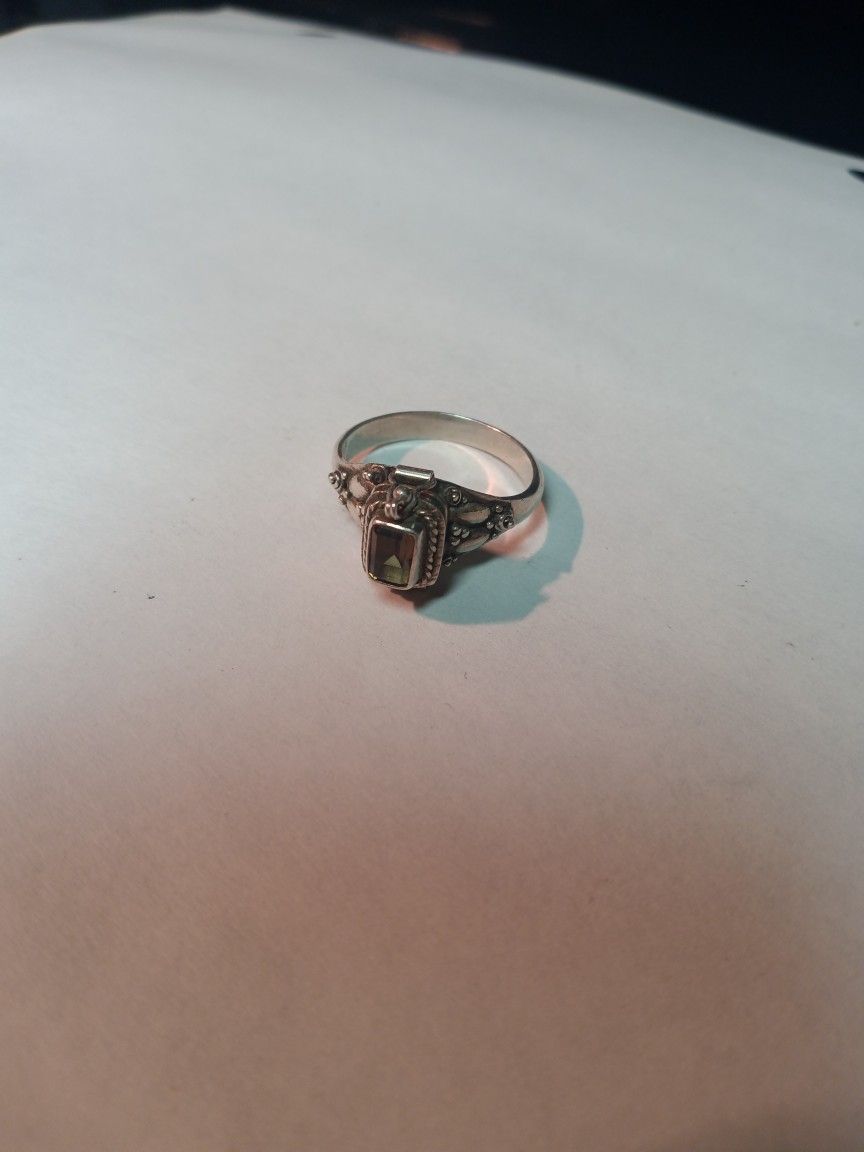 Vintage 925 Silver Ring The Front Of The Ring Opens.