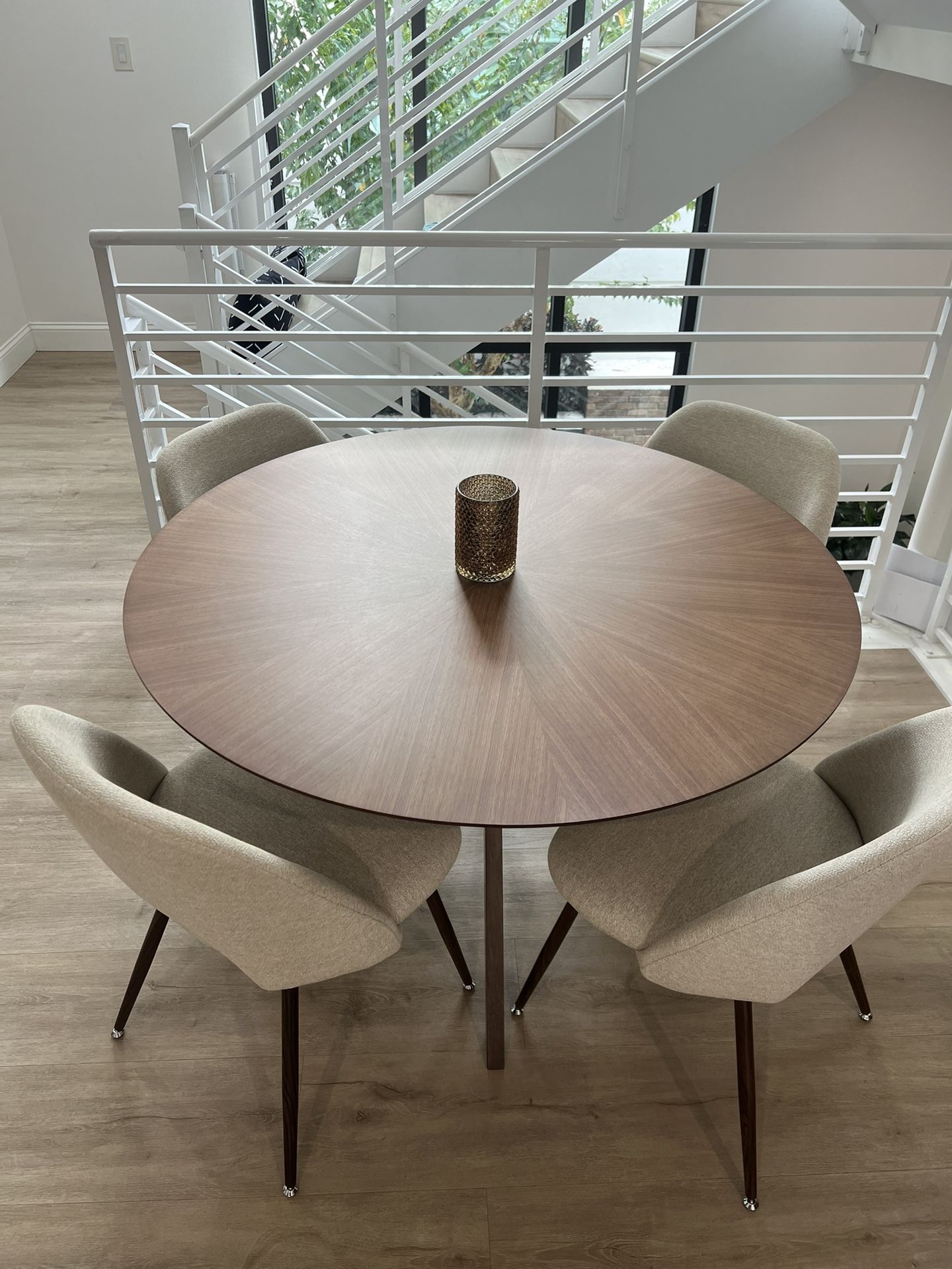 **Like New** Dining Table And Chairs