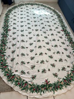 VTG oval Christmas tablecloth with festive green holly and red berry garland border 98x61”