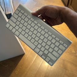 Old School Battery Powered Wireless Bluetooth Apple Keyboard 