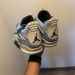 Jordan 4’s retro University Blue 10.5