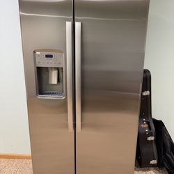 GE Stainless Steel Like New Fridge 