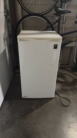GE White Compact Mini Fridge