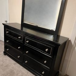 Bed Nightstand & Dresser / Mesita de noche y tocador