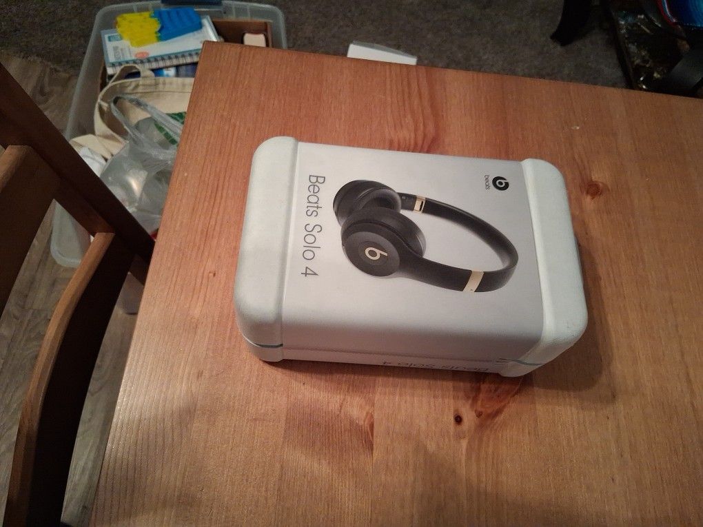 Beats Solo 4 NEW**