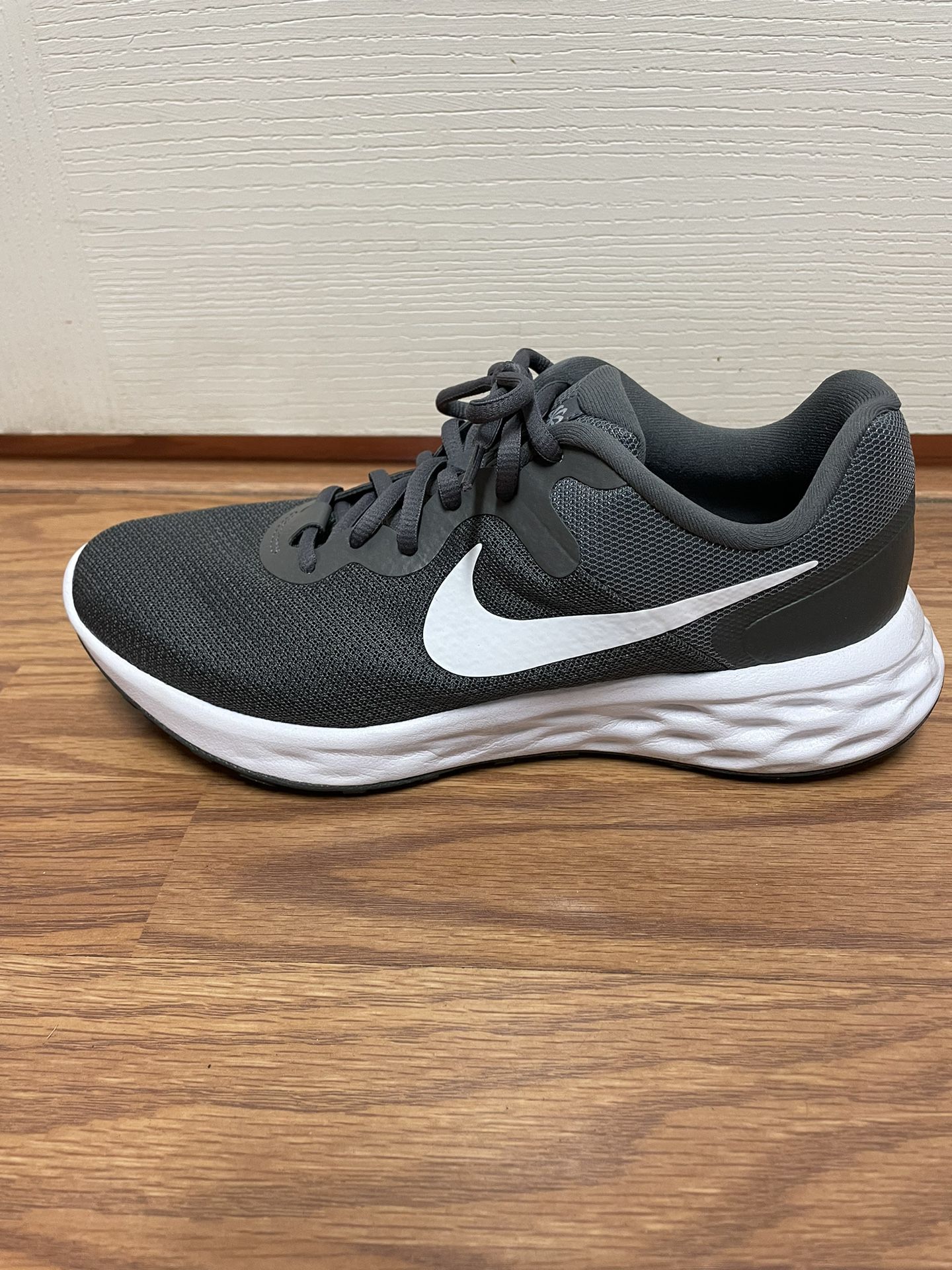 Nike Revolution Running Shoe - Men’s Size 7.5 - *** NEW ***