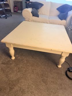 White Wood Coffee Table with Turned Legs
