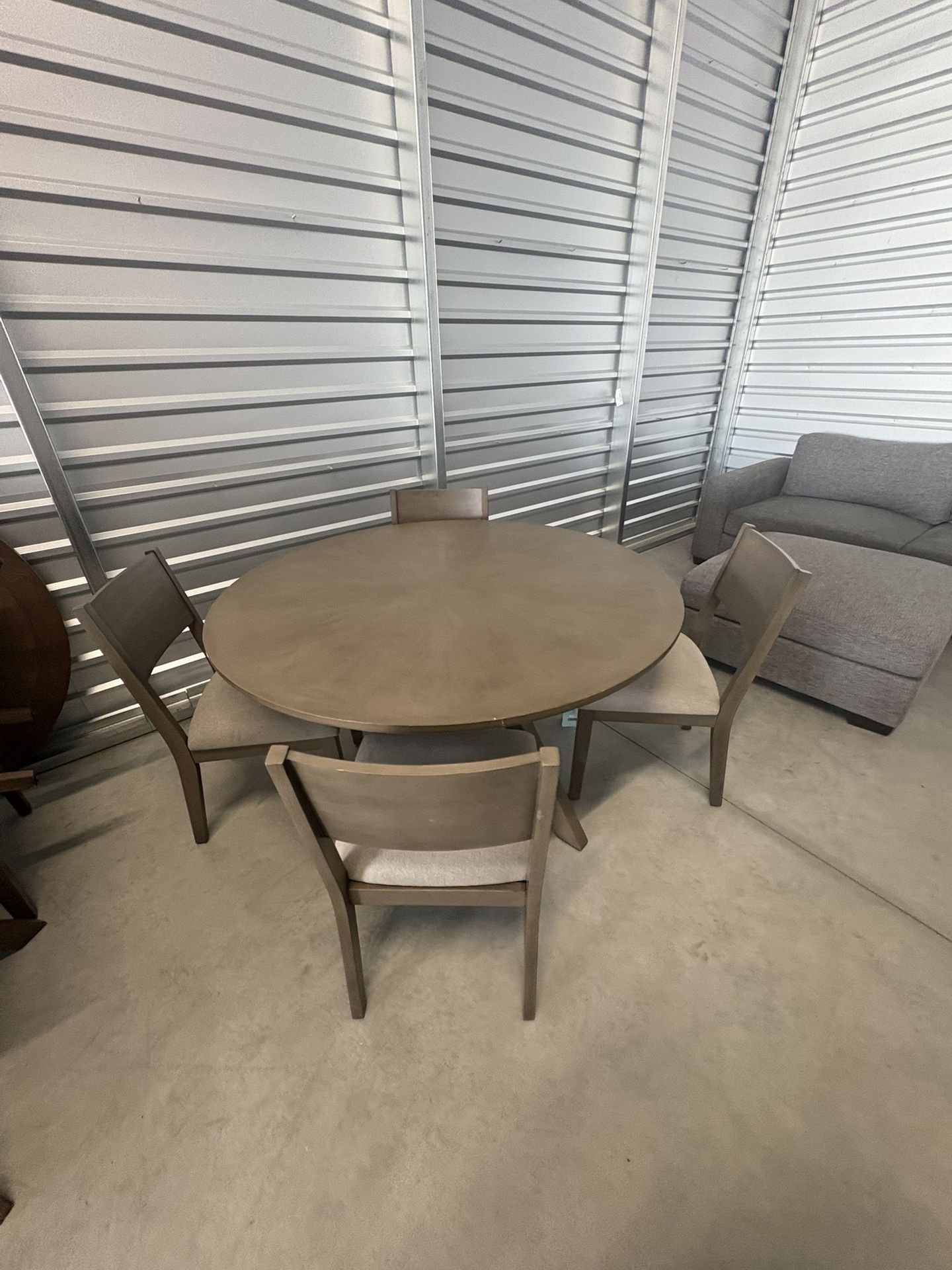 5 Pieces Round Dining Table
