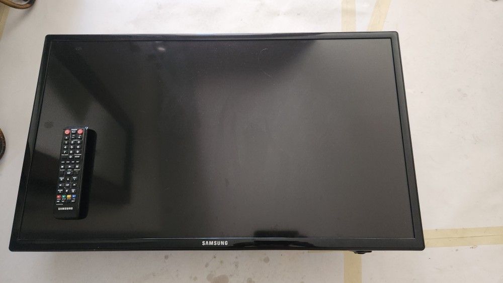 Samsung 32 Inch TV With Remote And Wall Mount