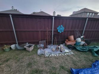 Garden decor. Pots. Trellises. Etc