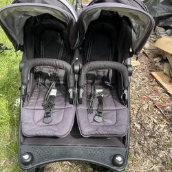 Valcobaby double stroller w/ broken right rear wheel pin