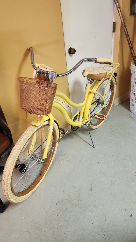 Huffy Nel Lusso Girls' Cruiser Bike, 24" Wheels  Yellow