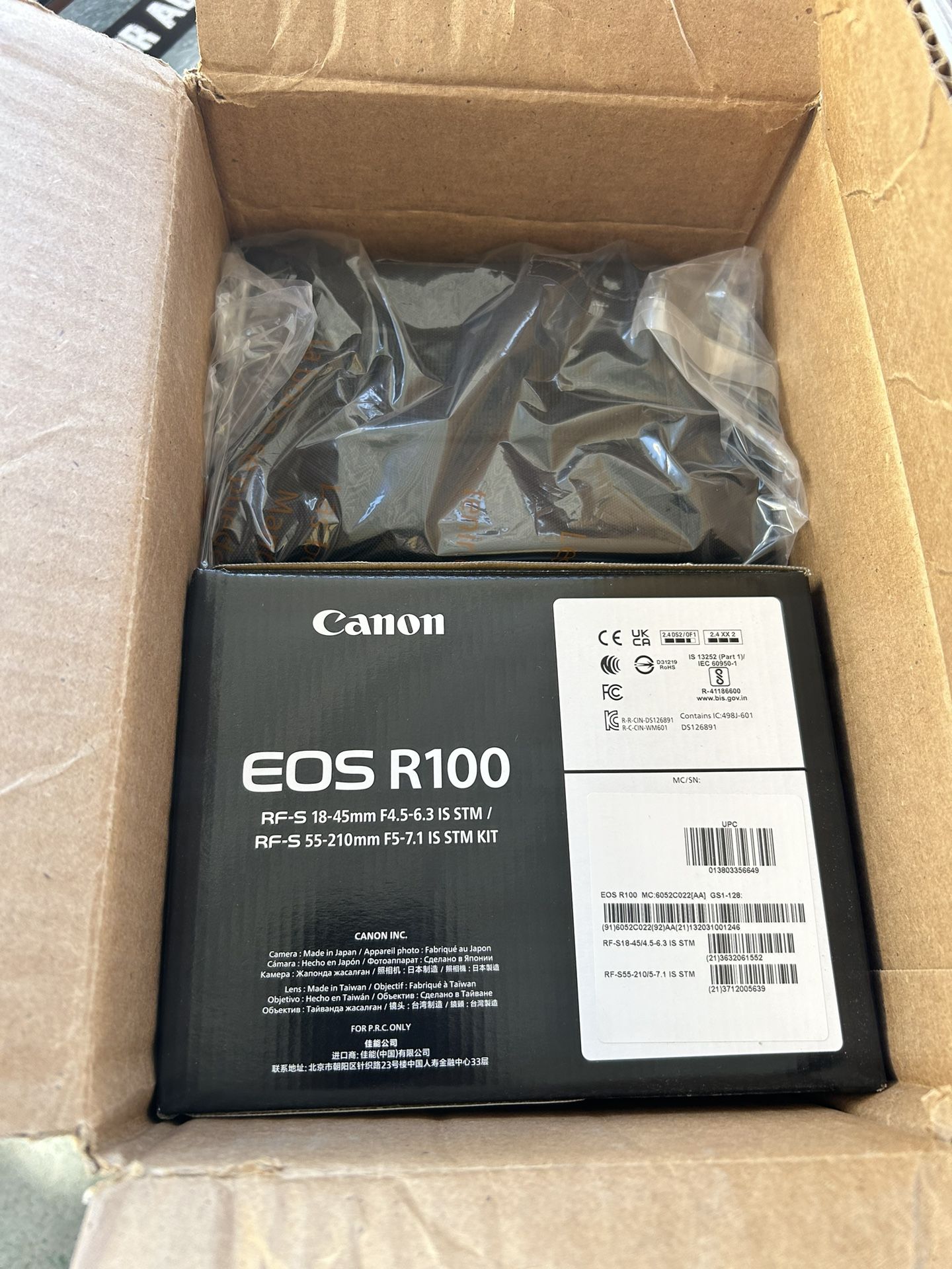 Canon EOS R100 Tow LensBundle New In Box $700