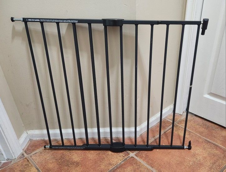 Munchkin Bronze color metal child/pet fence gate.
Model MK0001. WALL MOUNTS ARE MISSING.!
***** Cash 💸 only, please. Front Door pick-up only, please.