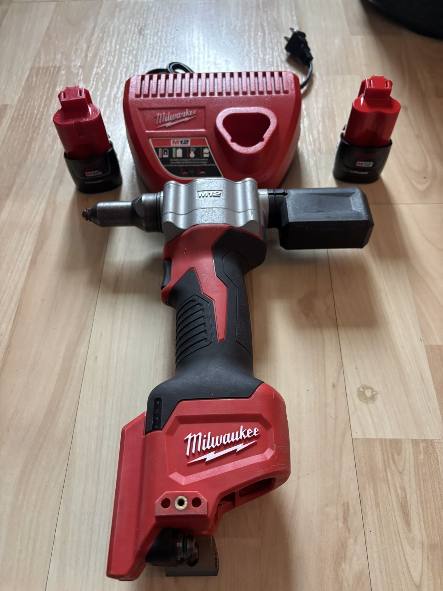 Milwaukee M12 Rivet Tool