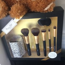 Make up brush set of 7 for Face & eyes / New in the box 