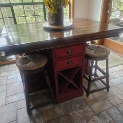 Table With Matching 4 Bar Stools