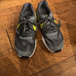 Gray Nikes Tennis Shoes