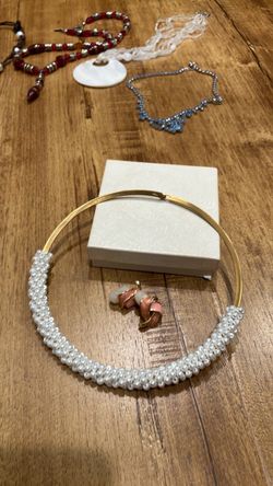 Brand New Choker with Pearls Looking on Gold Plated and Earrings