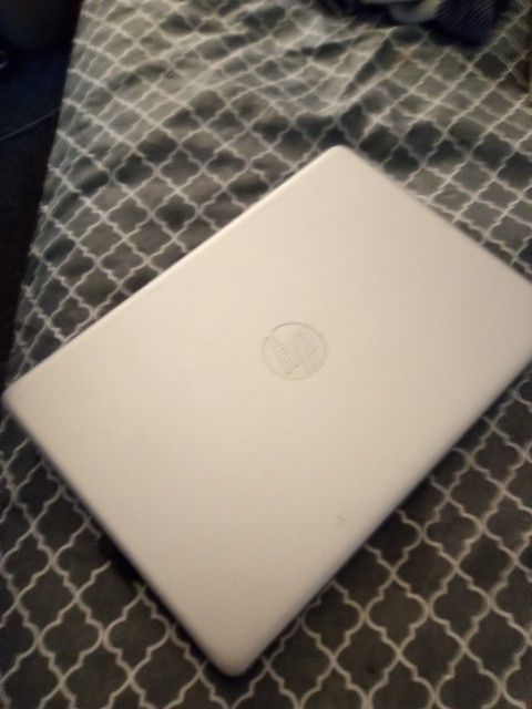 HP Laptop AMD Ryzen 3 325OU Processor 2.6 GHz