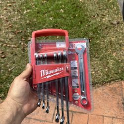 Milwaukee 7pc Wrench Set. SAE And Metric