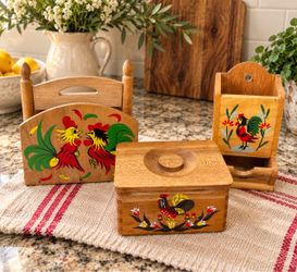 Vintage 1970s Hand-Painted Wooden Rooster Kitchen Decor – 3-Piece Folk Art Set