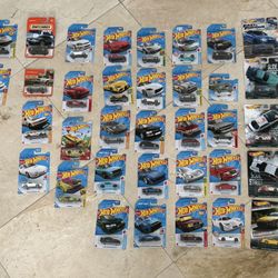 35 Hot Wheels & Matchbox Cars