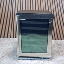 U-Line 24" Wine Refrigerator with LED Lighting, Digital Touch Pad Control, Convection Cooling - Stainless Frame Finish (UHWC124SG01A-D-0001)