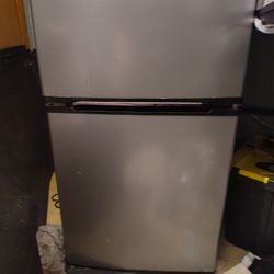 Artic King Mini Fridge With Freezer .Have Had It For Only 3 Or So Months And Its A Great Fridge/Freezer Combo I Just Dont Use  It Much .. Brand New!