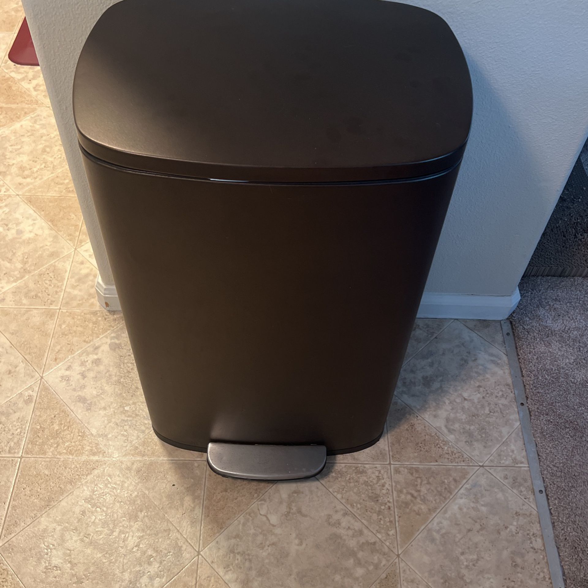 Slow Close Trash Can With Step Lift