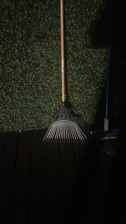 Leaf Rake with Wooden Handle