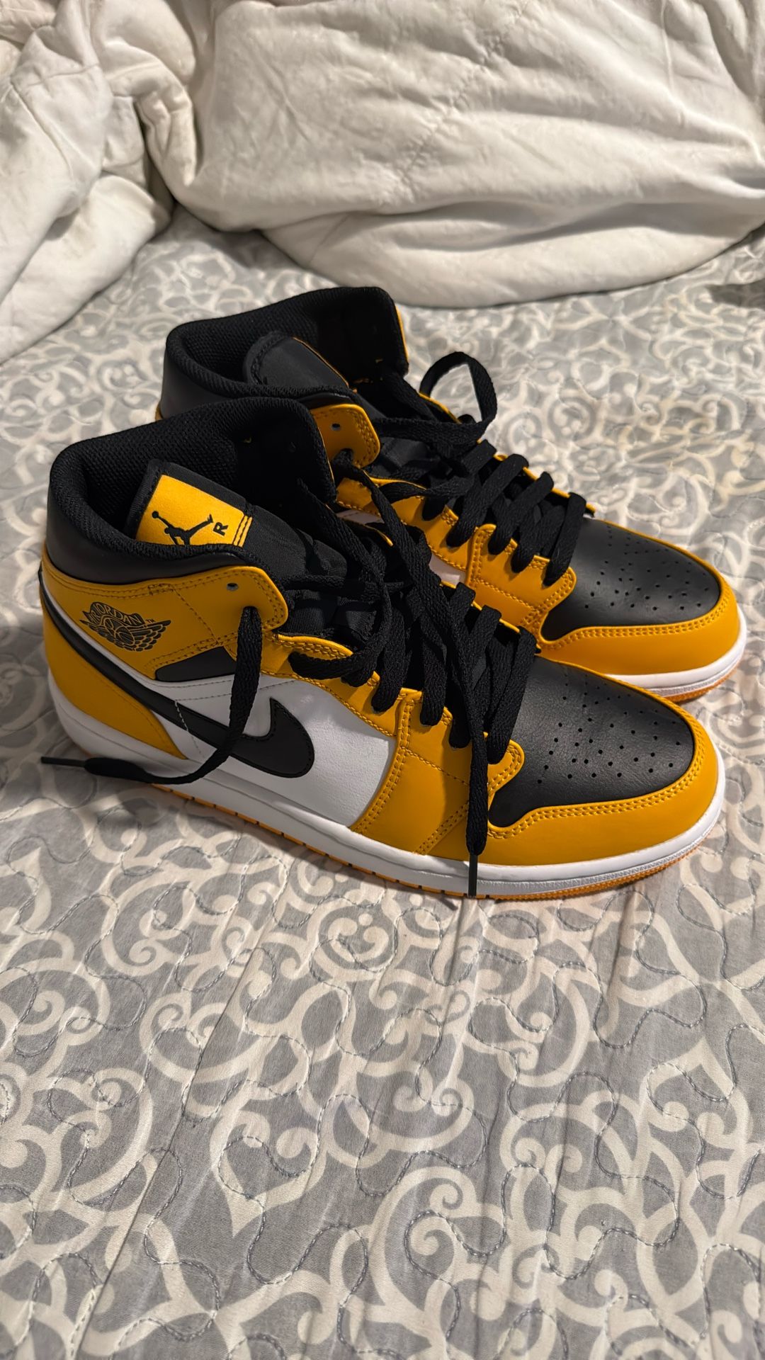 Jordan 1s Black And White  Mens 9 1/2