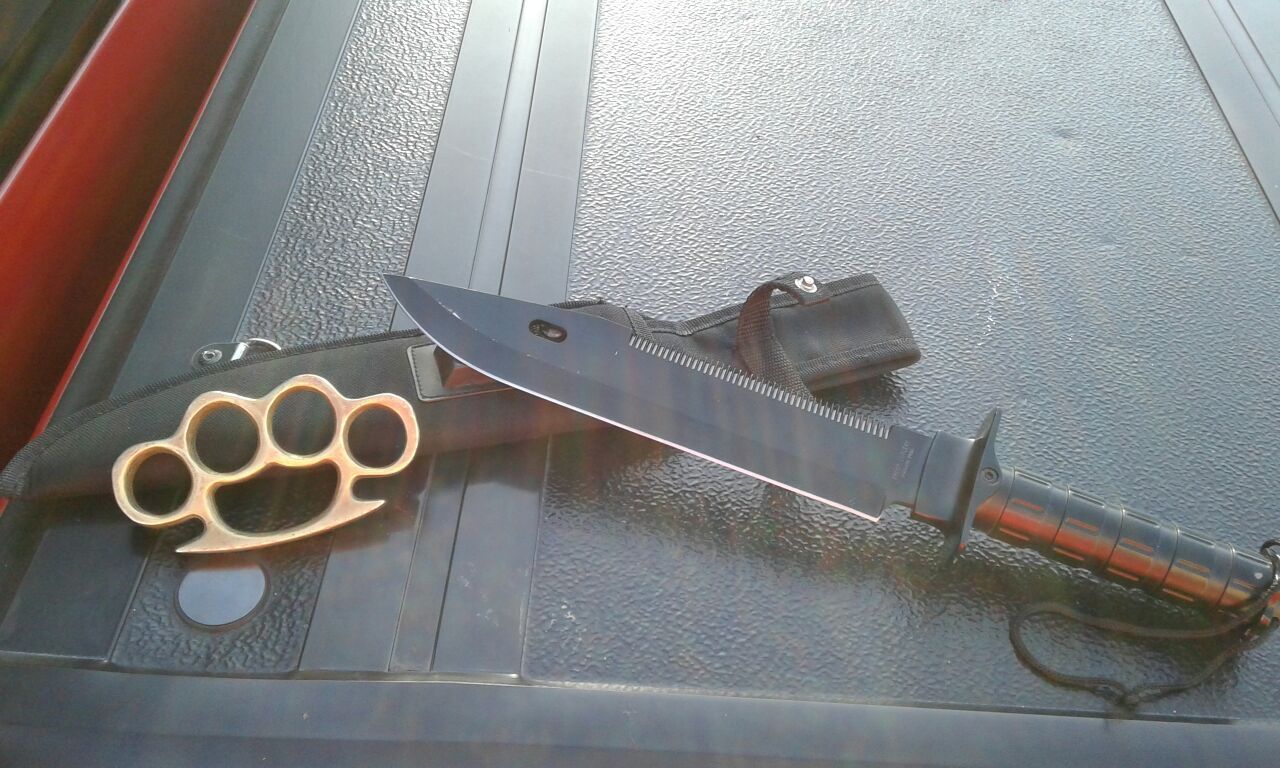Knife and brass knuckles