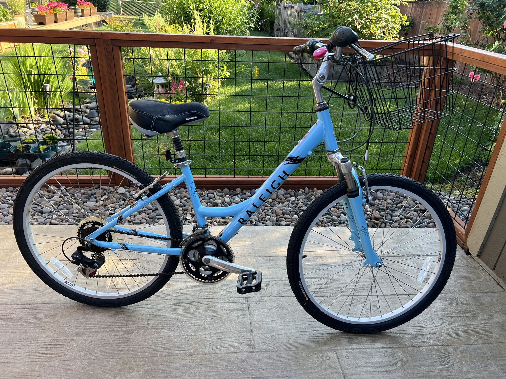 Comfortable Raleigh Bike : 7 X 3 Shifts with Shimano Gears