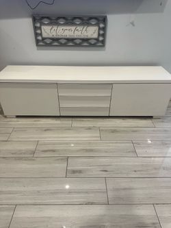 Free tv stand