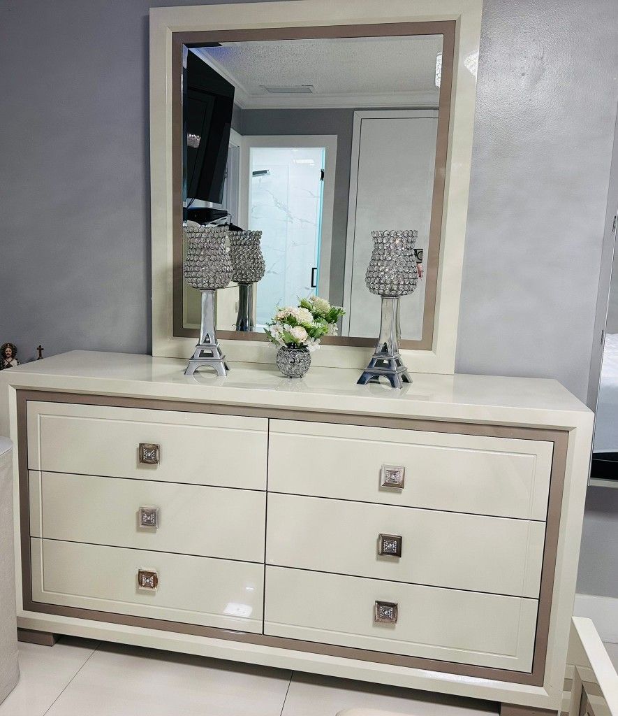 Dresser with mirror. / Cómoda Con Espejo
