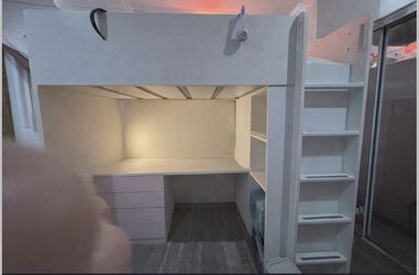 Bunk Bed with a Desk and clóset/ Cama alta con escritorio  y clóset