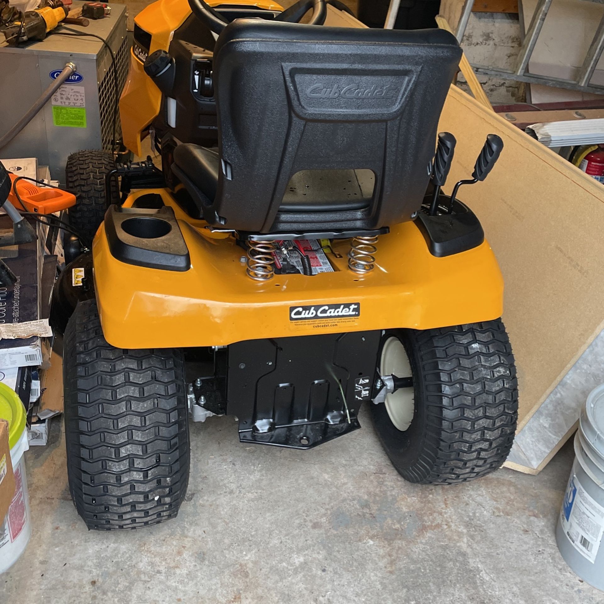 Cub Cadet LT 42” 18 HP Kohler HYDRO Lawn Tractor
