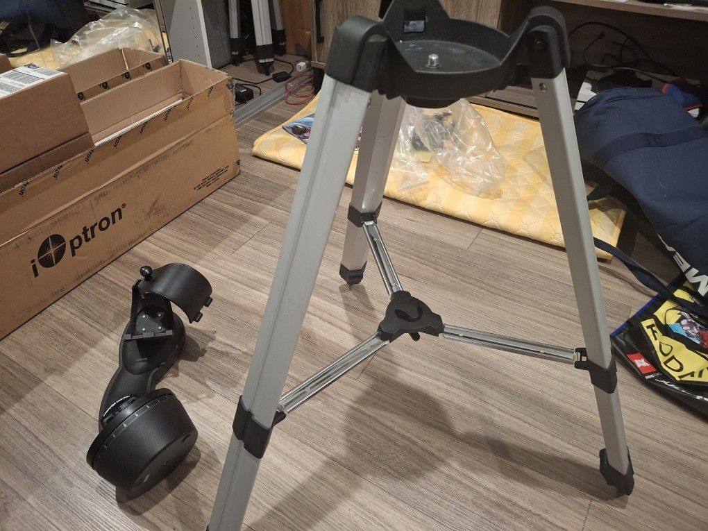 Meade DS-2000 Series Tripod With BROKEN DS-2102 Mount