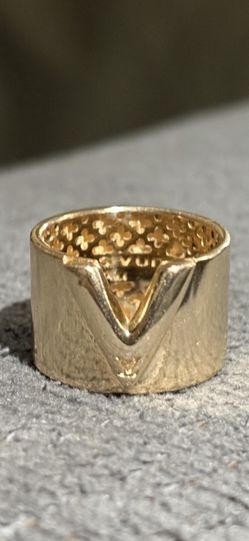 Louis Vuitton Essential V Ring Real Gold. 