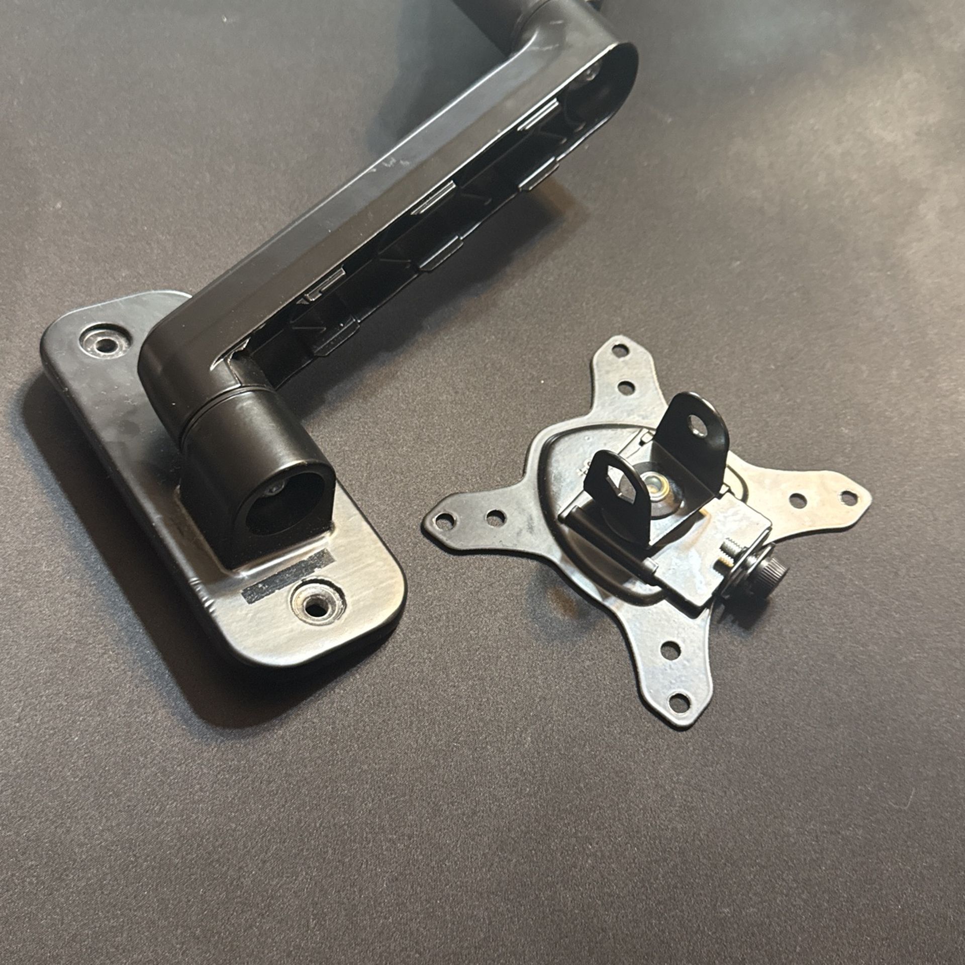 100x100 and 75x75 monitor wall mount (doesn’t come with screws)