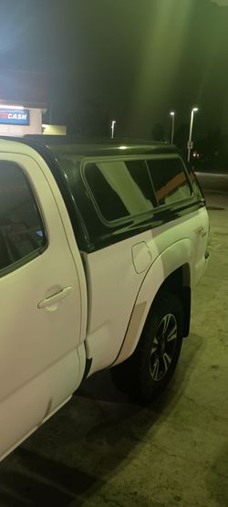 Camper shell Toyota Tacoma, long bed 6', black has to go today very nice carpeted inside