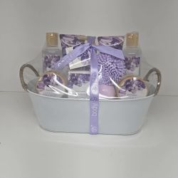 Nourishing Lavender Spa Gift Basket with Shower Gel and Body Care Products