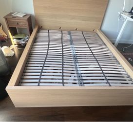 Queen bed frame 2 drawers. Cama 2 cajones