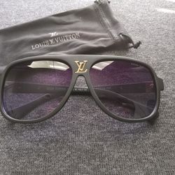 BRAND NEW!!! DESIGNER SUNGLASSES 😎 