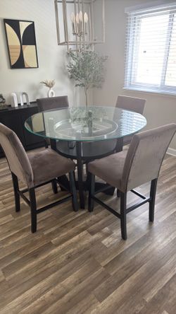 Glass Table and 4 Chairs - Value City Furniture