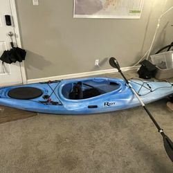 2021 Riot Edge 11 Kayak with Paddle