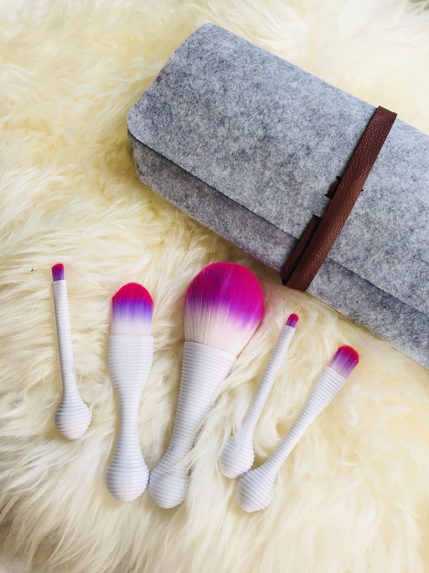 Makeup brushes with brushes holder and felt bag