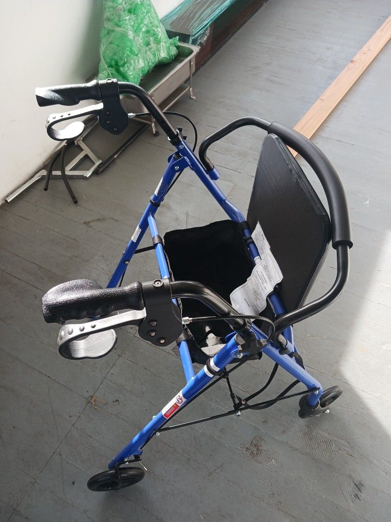 4 Wheel Rollating Walker  ..best Offer